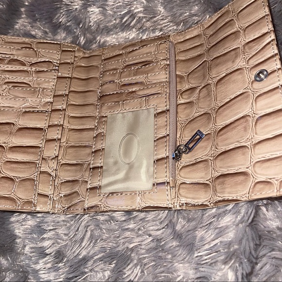 Guess tan trifold wallet with Embedded rhinestone - Picture 3 of 3